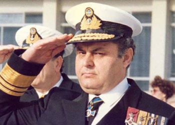 Ο κυβερνήτης Νίκος Παππάς αποχαιρετά το Βέλος. Σήμερα η κηδεία του