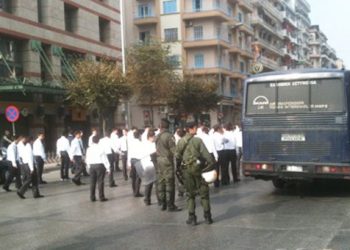 Θεσσαλονίκη: Παρέλαση μαθητών μετά διαμαρτυρίας καθηγητών