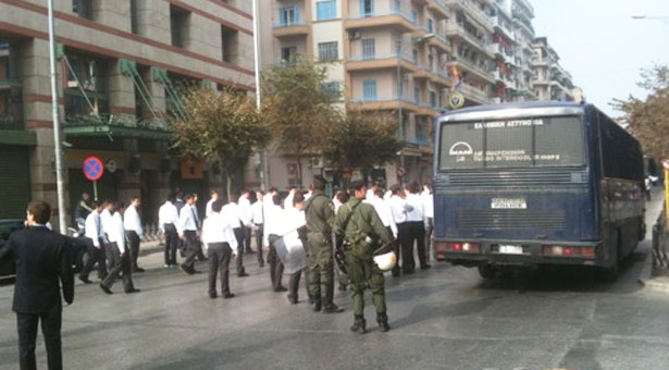 Θεσσαλονίκη: Παρέλαση μαθητών μετά διαμαρτυρίας καθηγητών