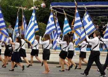 Σημαιοφόρος παρήλασε χωρίς παπούτσια