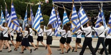 Σημαιοφόρος παρήλασε χωρίς παπούτσια