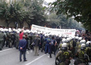 Θεσσαλονίκη: Διαδηλωτές στην μαθητική παρέλαση (video)