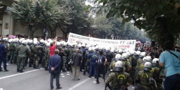 Θεσσαλονίκη: Διαδηλωτές στην μαθητική παρέλαση (video)