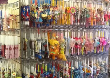 Με εορταστικό ωράριο λειτουργούν από σήμερα τα καταστήματα