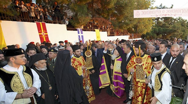 Ποντιακοί σύλλογοι και πλήθος κόσμου στην υποδοχή του Οικουμενικού Πατριάρχη