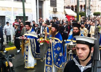 Έντάσεις και ευτράπελα στον εορτασμό των Θεοφανείων στον Πειραιά