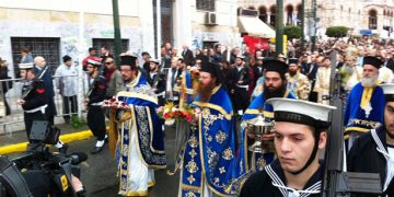 Έντάσεις και ευτράπελα στον εορτασμό των Θεοφανείων στον Πειραιά