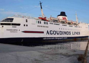 Μπλόκο στο πλοίο Πηνελόπη στο λιμάνι της Ραφήνας