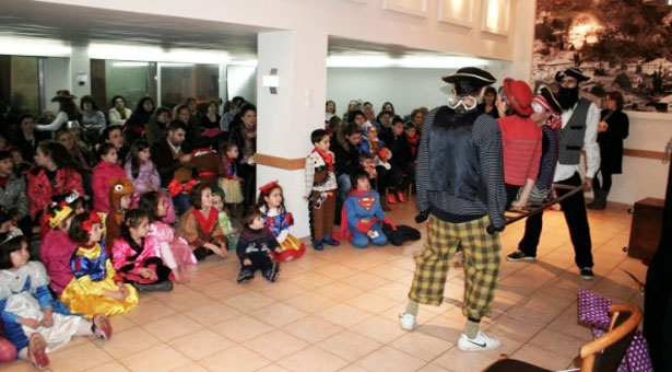 Μασκέ πάρτι με κλόουν για τα ποντιόπουλα της Ευξείνου Λέσχης Νάουσας