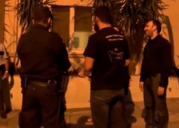 Ένταση στο Σύνταγμα: Αστυνομικοί δεν επιτρέπουν να παραδοθεί το ψήφισμα για την Γενοκτονία!