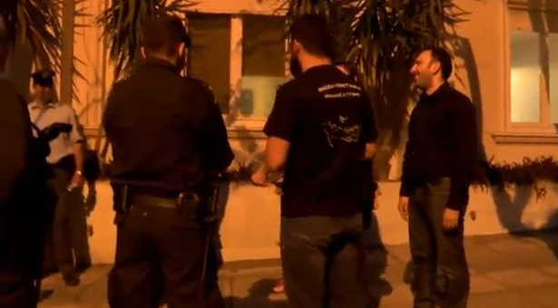 Ένταση στο Σύνταγμα: Αστυνομικοί δεν επιτρέπουν να παραδοθεί το ψήφισμα για την Γενοκτονία!