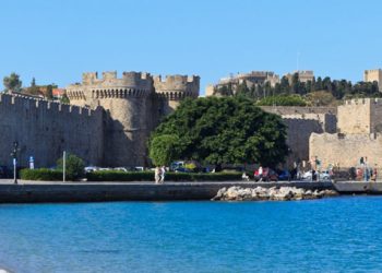 Ύμνοι για τη Ρόδο από την Huffington Post. Έχει τα πιο καταγάλανα νερά στη γη