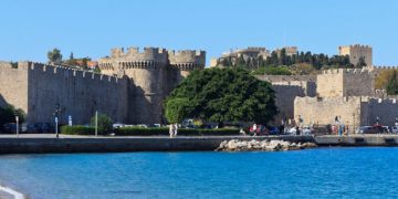 Ύμνοι για τη Ρόδο από την Huffington Post. Έχει τα πιο καταγάλανα νερά στη γη
