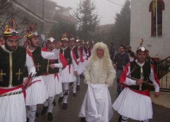 Οι Μωμόγεροι αναβίωσαν στο Ροδοχώρι κόντρα στον κακό καιρό. Βίντεο