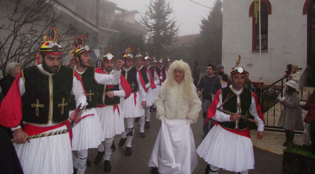 Οι Μωμόγεροι αναβίωσαν στο Ροδοχώρι κόντρα στον κακό καιρό. Βίντεο