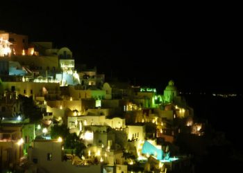 Σκηνές Φαρ Ουέστ στην Σαντορίνη