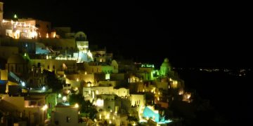 Σκηνές Φαρ Ουέστ στην Σαντορίνη