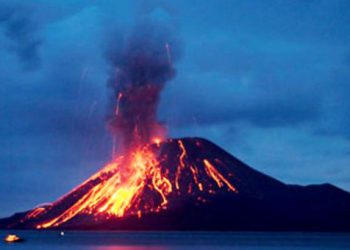 Φαντασμαγορική έκρηξη στο ηφαίστειο της Σαντορίνης