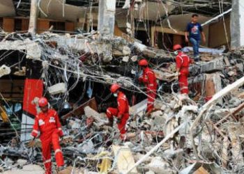 Ένα νεκρό κορίτσι από τον σεισμό στην Ινδονησία