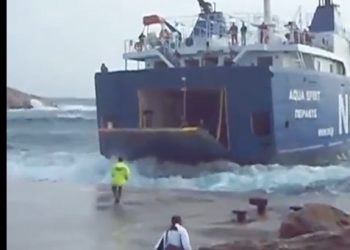 Απίστευτη μάχη με τα κύματα στη Σίκινο. Βίντεο