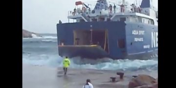 Απίστευτη μάχη με τα κύματα στη Σίκινο. Βίντεο