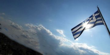 Έκαψαν ελληνικές σημαίες στην Πάτρα