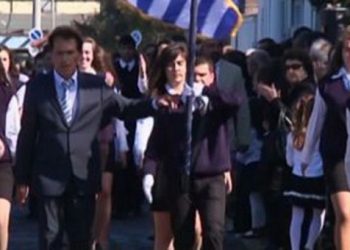 Συγκίνησε τους πάντες ο τυφλός σημαιοφόρος στη Μυτιλήνη