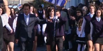 Συγκίνησε τους πάντες ο τυφλός σημαιοφόρος στη Μυτιλήνη