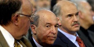 Σκληρή κριτική Σημίτη για τα λάθη του πρώτου Μνημονίου