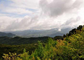 Άστατος ο καιρός με τοπικές βροχές ή καταιγίδες
