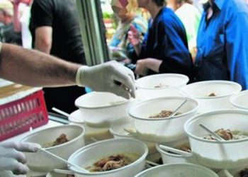 Διάσημη Ελληνίδα τραγουδίστρια στην ουρά για συσσίτιο