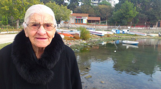 Οι Αγγλογάλλοι μας κόβανε τα χέρια το '22 στη Σμύρνη. Η 96χρονη κ. Ελευθερία θυμάται...