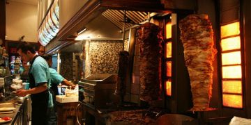 Σε σουβλατζίδικα και κομμωτήρια επένδυσαν οι Έλληνες μέσα στην κρίση