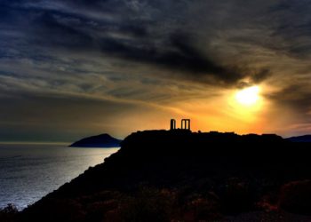 Σοκ στο Σούνιο - Έπεσε στα βράχια μπροστά στα μάτια των τουριστών