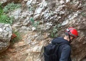 Απεγκλωβισμός 14χρονου που έπεσε σε σπηλιά στο Αττικό Άλσος