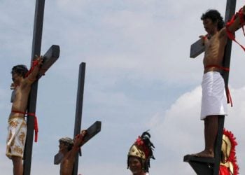 Μεγάλη Παρασκευή για τους καθολικούς. Αναπαράσταστη σταύρωσης