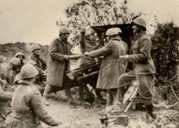 Συγκλονιστική ιστορία: 9χρονη έθαψε έξι στρατιώτες στην αυλή του σπιτιού της