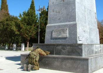 Ο στρατιώτης που γονάτισε μπροστά στο άγαλμα του Κολοκοτρώνη