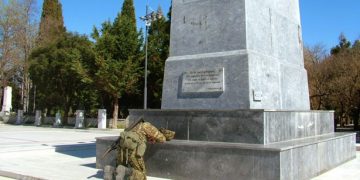 Ο στρατιώτης που γονάτισε μπροστά στο άγαλμα του Κολοκοτρώνη