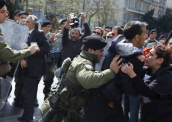 Ένταση στη μαθητική παρέλαση στο Σύνταγμα