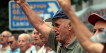 «Ψαλιδίζουν» 746 χιλιάδες συντάξεις από την Τετάρτη