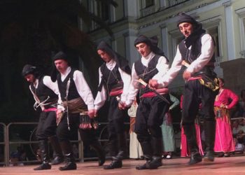 Οι Πόντιοι Σύρου τράβηξαν τα βλέμματα στο 3ο φεστιβάλ παραδοσιακών χορών