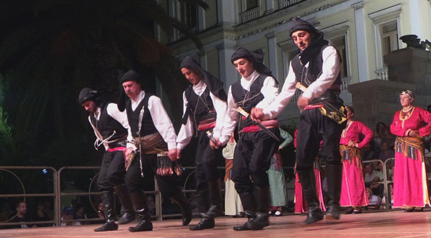 Οι Πόντιοι Σύρου τράβηξαν τα βλέμματα στο 3ο φεστιβάλ παραδοσιακών χορών