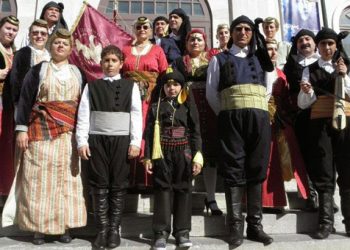Ο Ελβετός που φόρεσε Ποντιακή στολή και παρήλασε στην Σύρο!