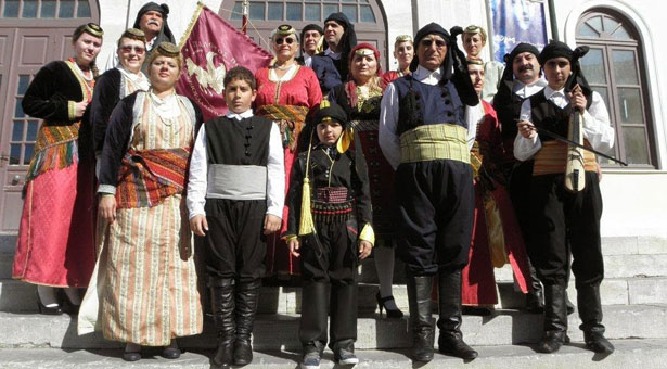 Ο Ελβετός που φόρεσε Ποντιακή στολή και παρήλασε στην Σύρο!