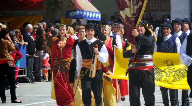 Με λύρες στα χέρια παρήλασαν τα παιδιά του Συλλόγου Ποντίων Σύρου