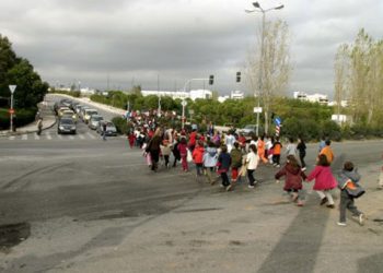 Υπουργείο Παιδείας: Μπαίνει μαχαίρι σε σχολικές εκδρομές - Κόβονται αργίες