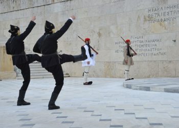 Δέος από την αλλαγή φρουράς 2014 στο Σύνταγμα. Βίντεο