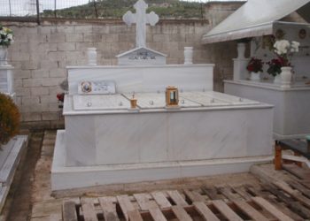 Στην Ελλάδα της κρίσης πουλάνε μέχρι και οικογενειακούς τάφους