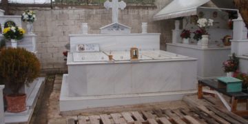 Στην Ελλάδα της κρίσης πουλάνε μέχρι και οικογενειακούς τάφους